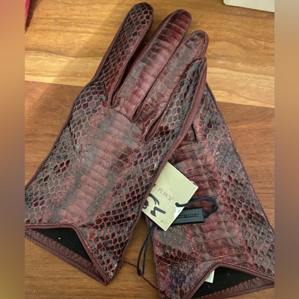 NWT Guaranteed Authentic Burberry Snakeskin Gloves Size 6.5